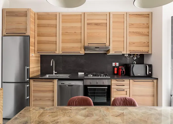 Modern 3br W/ Terrace & Bbq - Near Tram 28 | By Airnest شقة