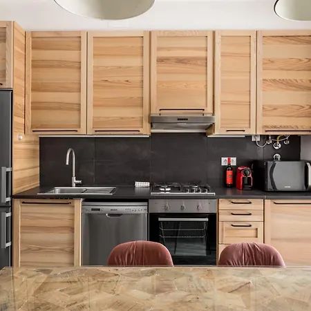 Modern 3br W/ Terrace & Bbq - Near Tram 28 | By Airnest 아파트